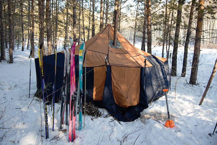 Лагерь туристов лыжников