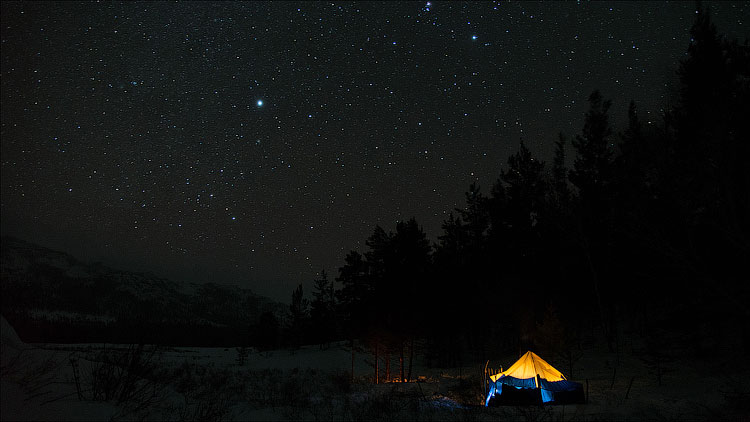Зимняя палатка под звёздным небом в горах Кент