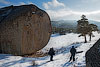 Туристы лыжники у камней - испалинов в долине Жылысай
